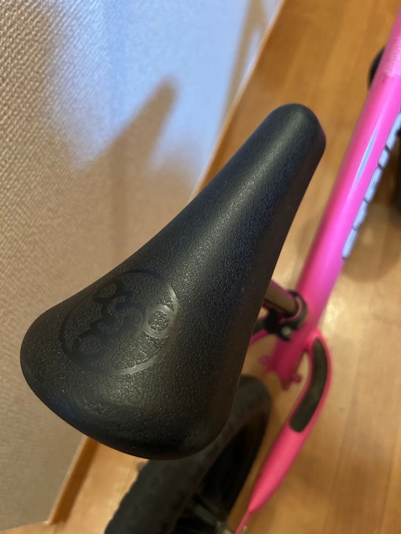 STRIDER バランスバイク ピンク 12インチ　クッション性のあるサドル