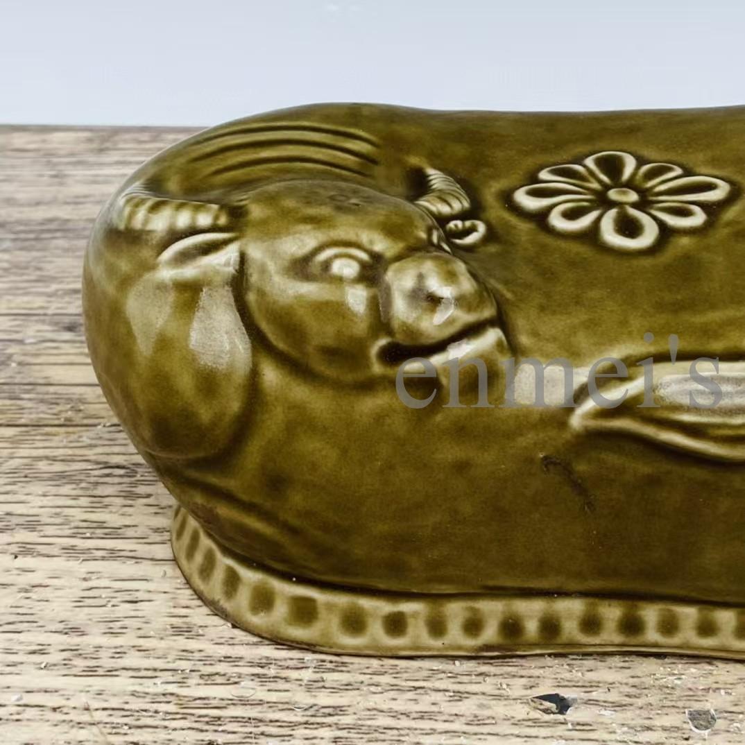 【定窯系 オリーブグリーン釉 牛枕】牛型陶枕／花模様装飾／中国古陶磁風