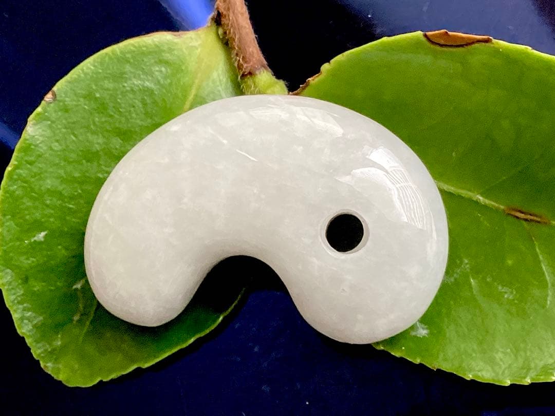 今回の原石大当たり‼️極上*氷*糸魚川翡翠勾玉アイスジェイド　幸運御守り　鑑別書付