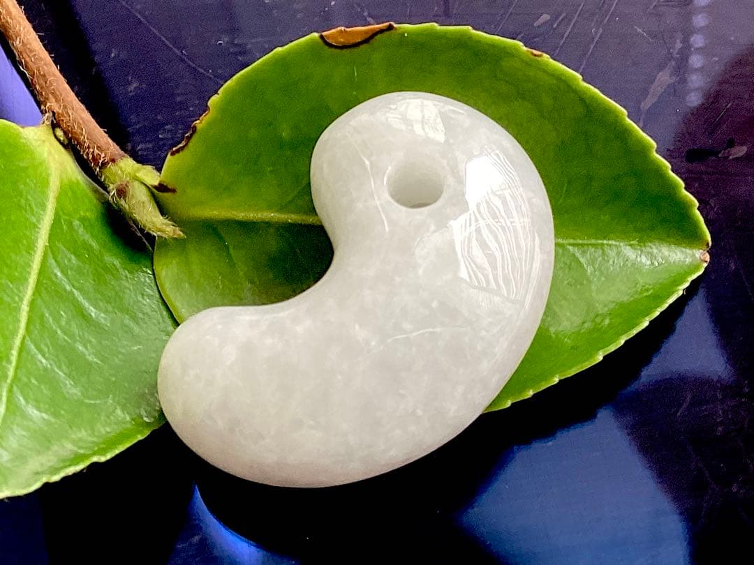 今回の原石大当たり‼️極上*氷*糸魚川翡翠勾玉アイスジェイド　幸運御守り　鑑別書付