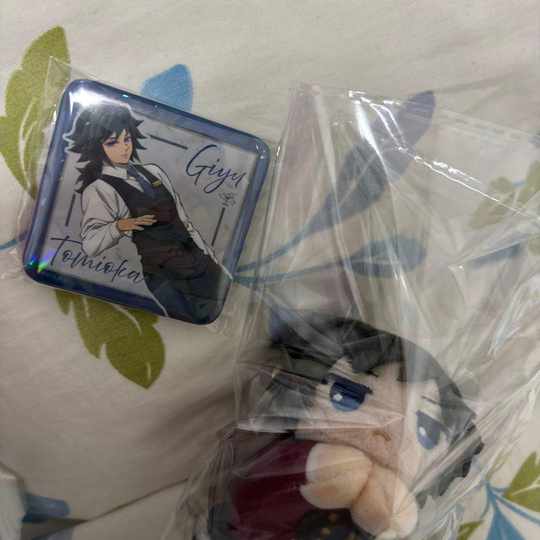 冨岡義勇 モクテルバー コレクションロト 缶バッジとハグキャラ　2点セット