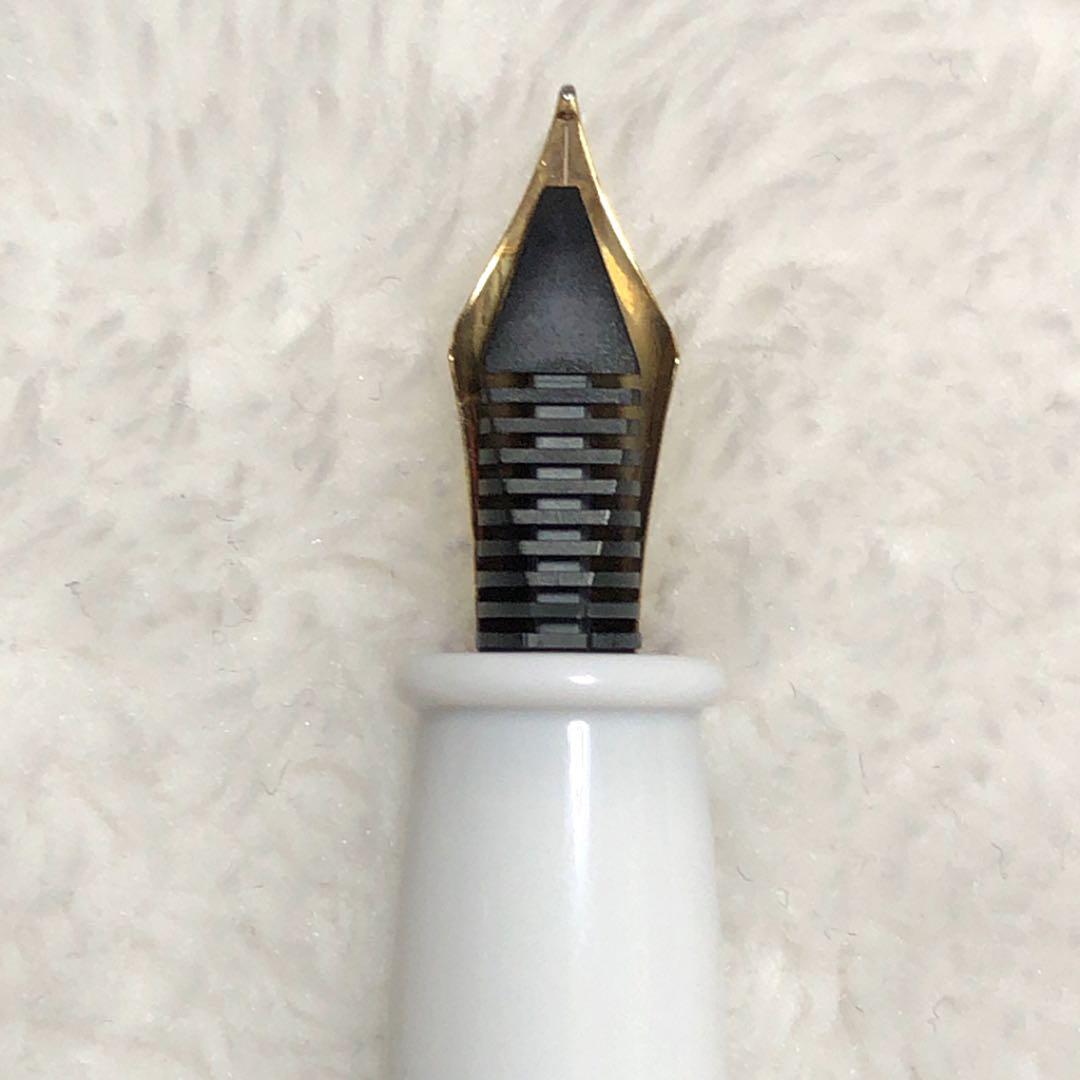 ☆未使用品 シグナム 万年筆 コラーロ ホワイト レッド ニブF 18金ペン先☆