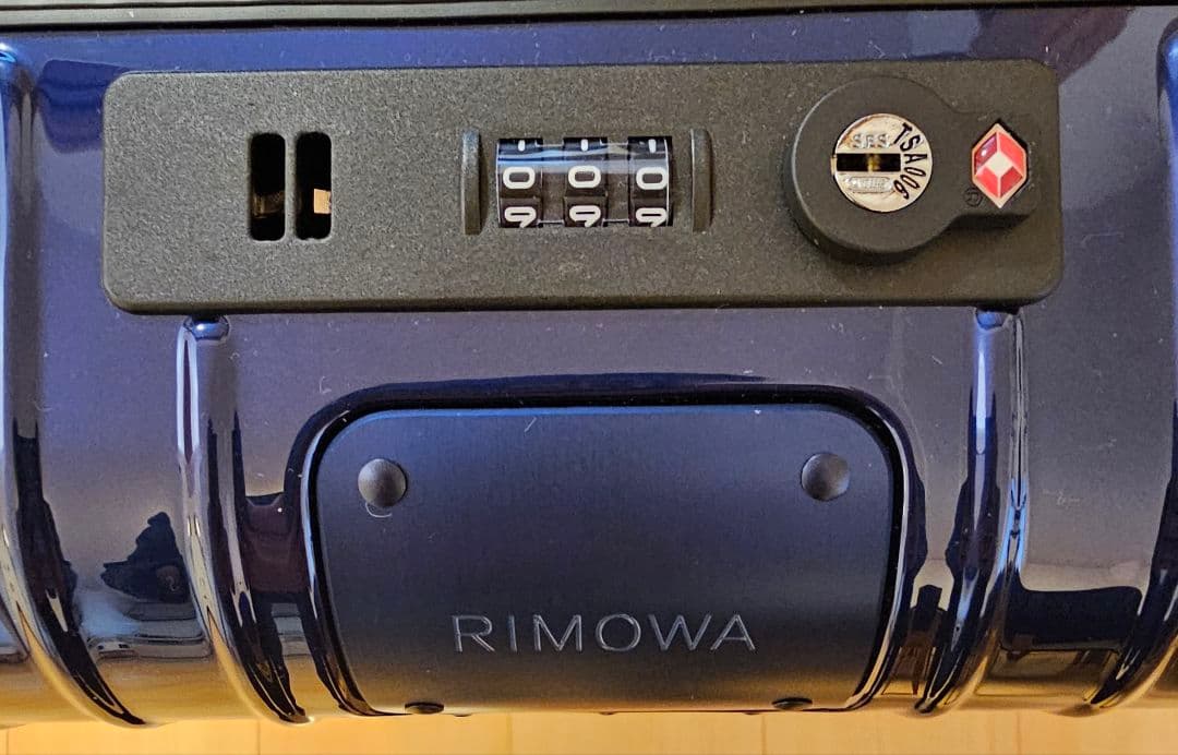 ☆ リモワ エッセンシャルライト キャビンS 31L グロスブルー 新品同様品