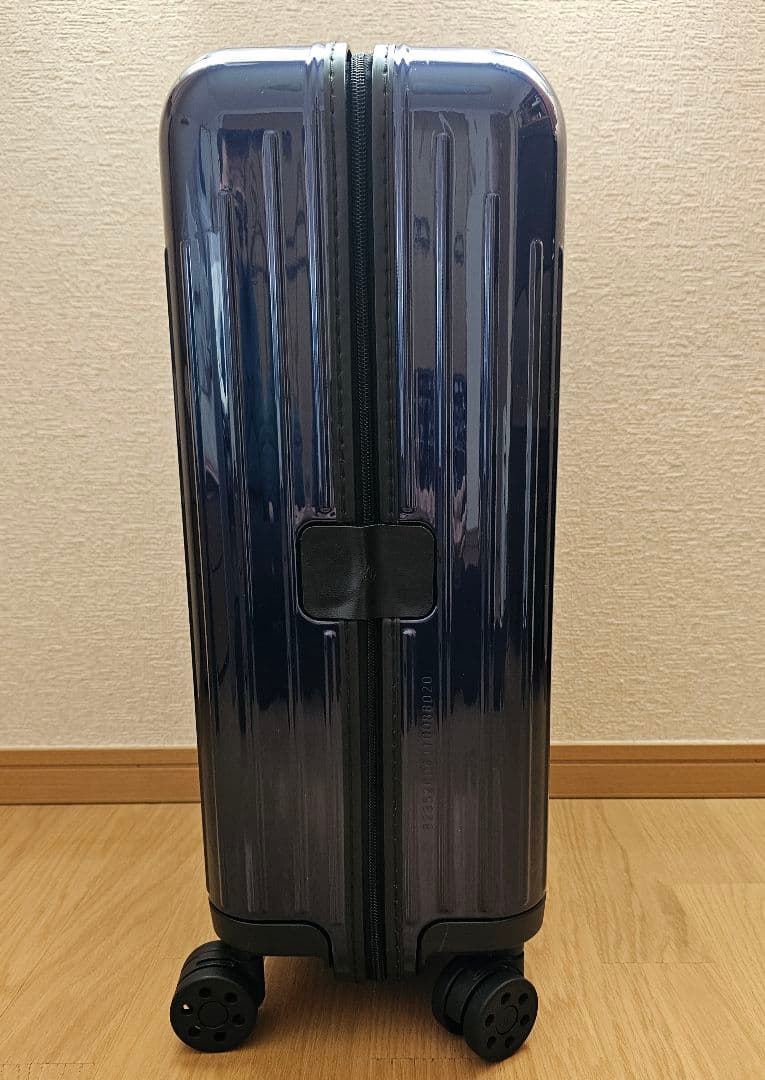 ☆ リモワ エッセンシャルライト キャビンS 31L グロスブルー 新品同様品