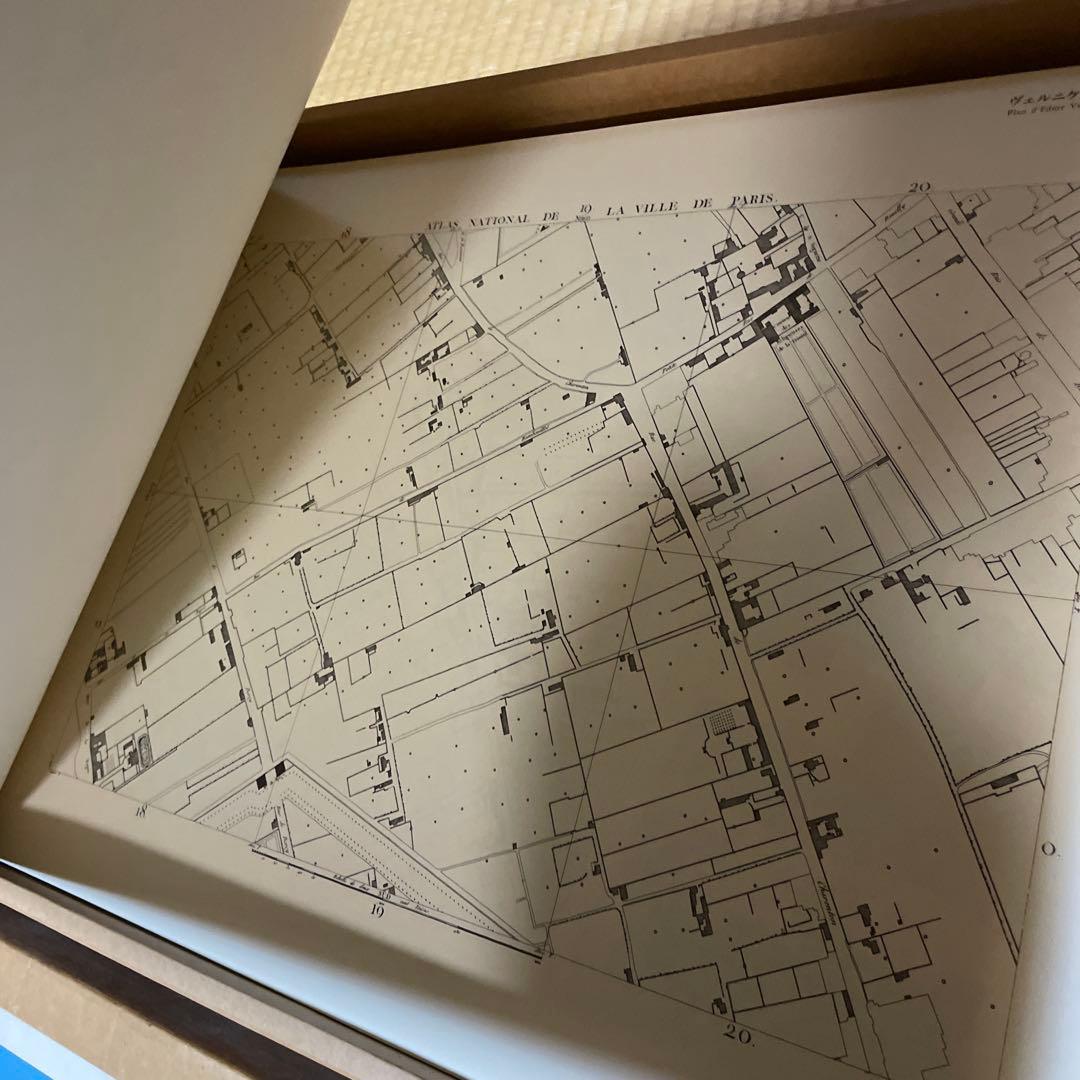 パリのクソでかい地図セット　2枚で畳0.4枚分(サイズ比較:サイクロン掃除機)