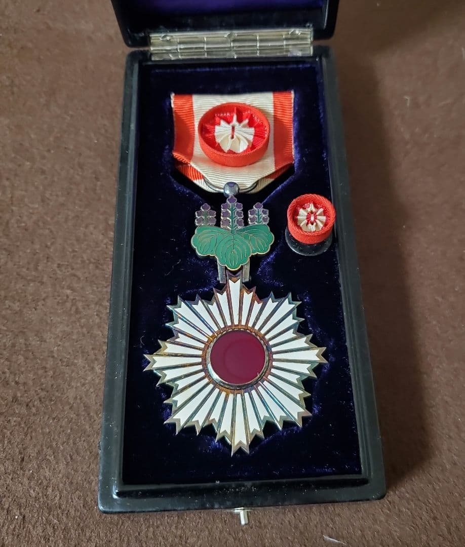 勲章 勲四等旭日小綬章 略章 共箱　I