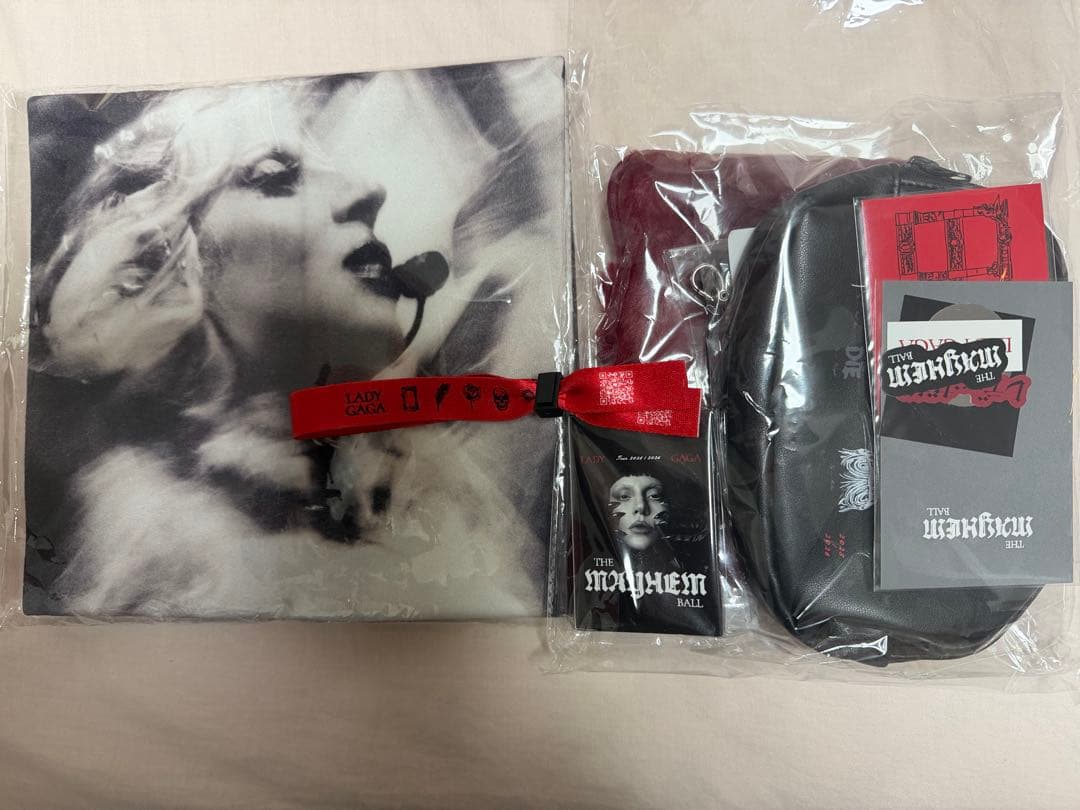 ミュージシャン LADY GAGA THE MAYHEM BALL VIP GOLD MERCH