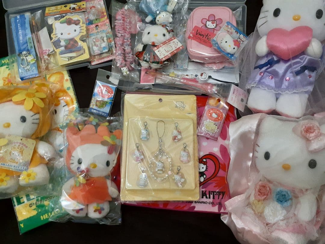 サンリオ　キティ　ぬいぐるみ　マスコット　ポーチ　メモ　ストラップ　ピン　等