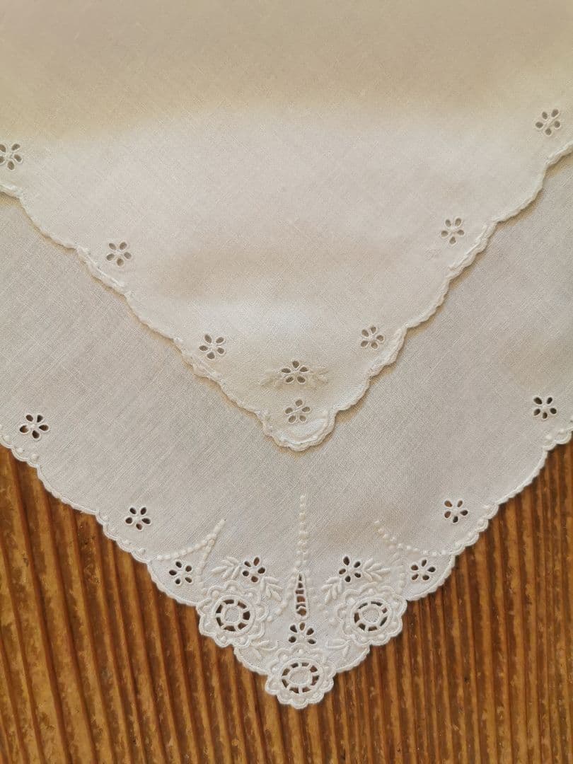 アンティークフランス アイレット向日葵＆小花 プチスカラップ とろみリネンクロス