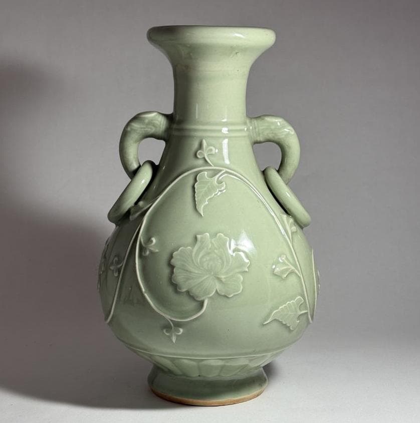 【清時代・景徳鎮窯】青磁牡丹唐草紋双耳瓶