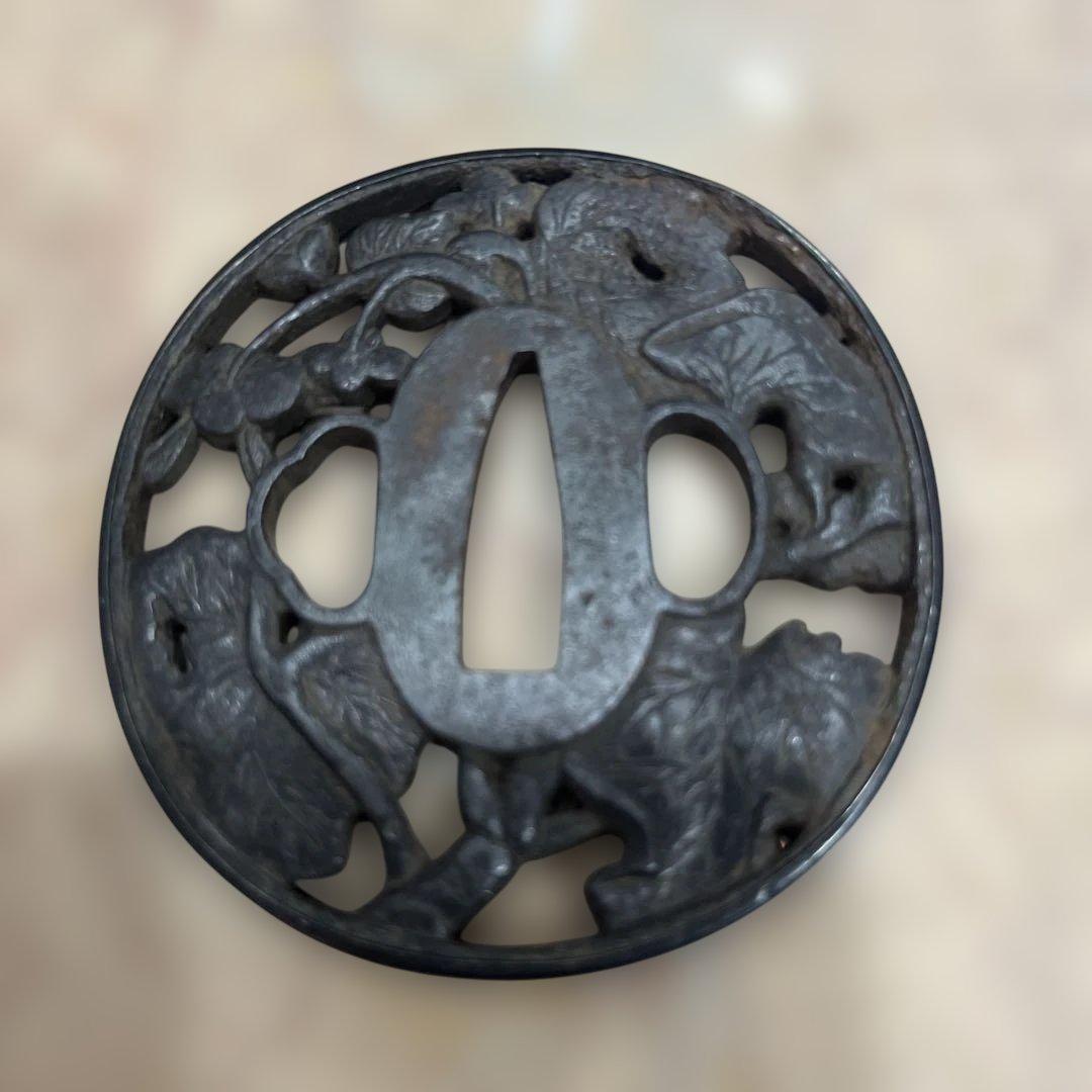 植物と動物の彫刻 鍔(つば)