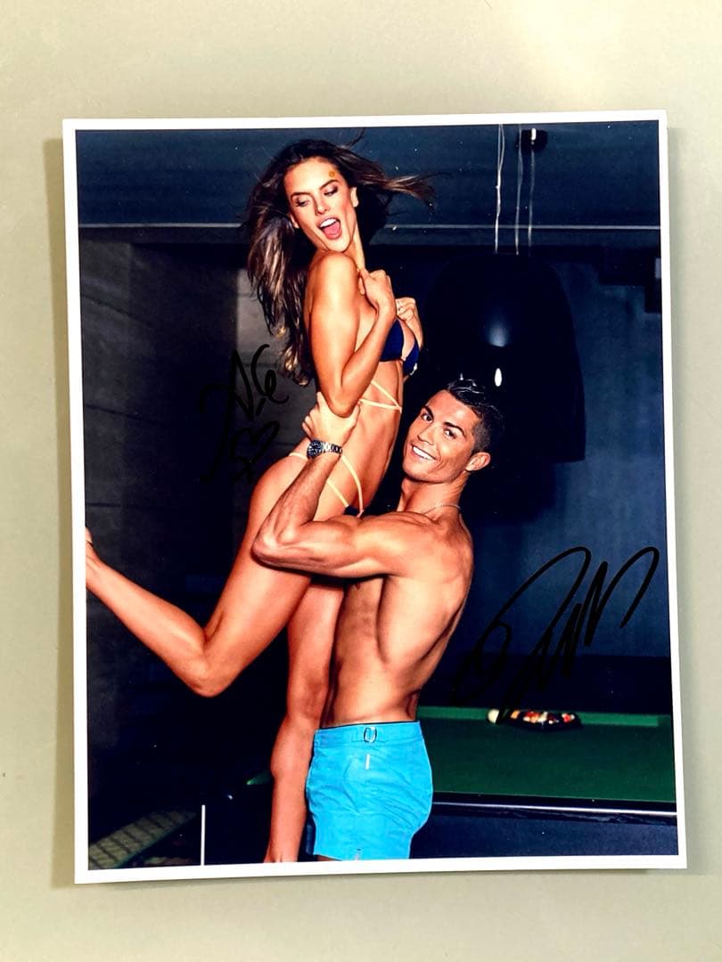 ロナウドとアレッサンドラアンブロシオ直筆サイン入り超大型写真…