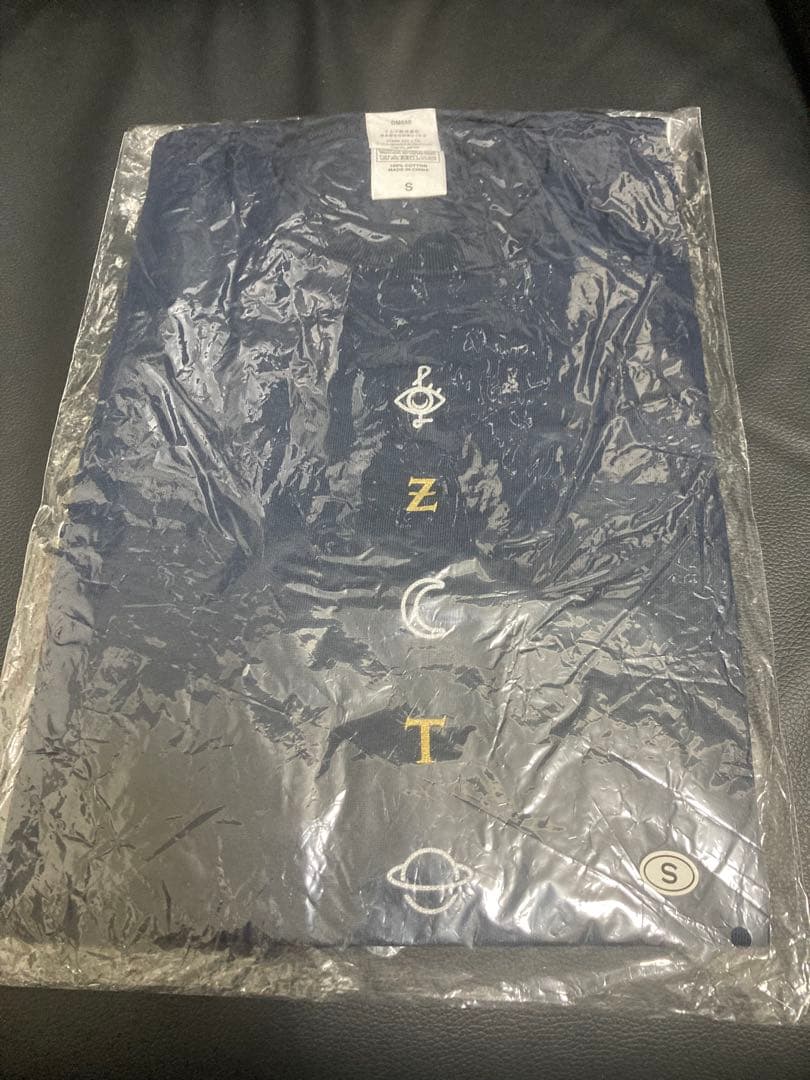 ずっと真夜中でいいのに。　まだ偽りでありんす　金と銀の絵文字ついてるTシャツ