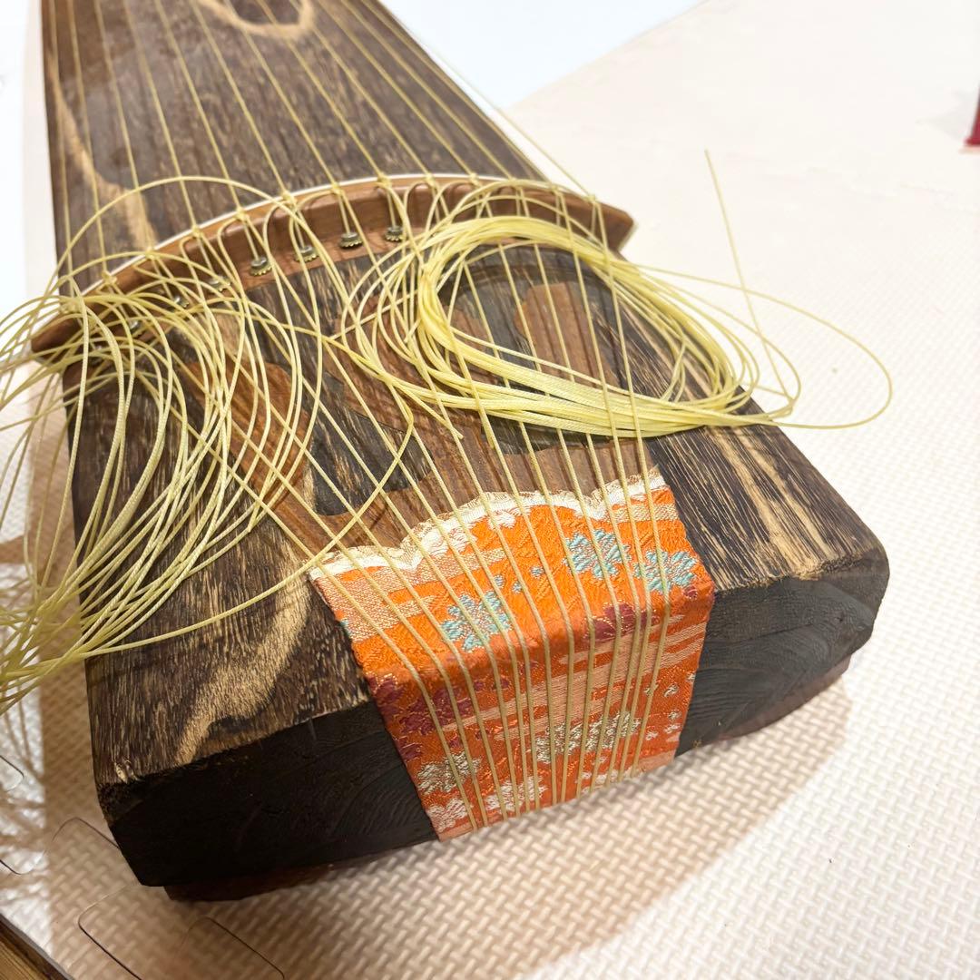 琴 十三弦 金蒔絵 並甲 すだれ彫り 13弦 和楽器