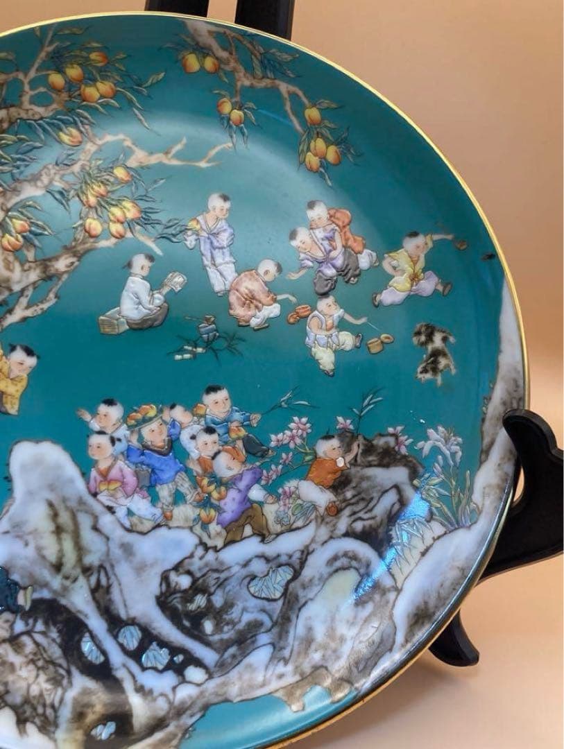 中国古美術・骨董品・旧蔵粉彩陶芸　大清乾隆年製子供迎春彩飾皿・置物・極細工美術品