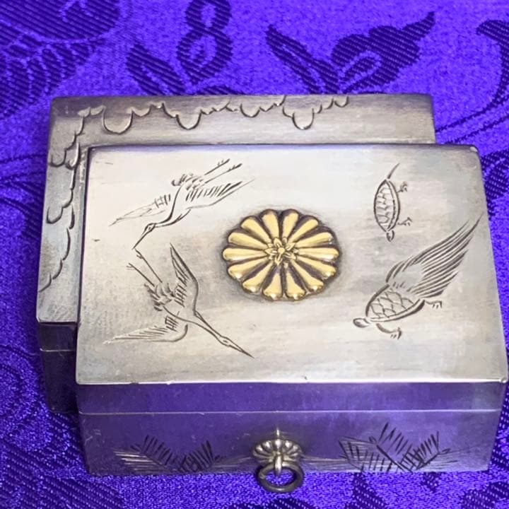 御下賜品　純銀重ね箱型　ボンボニエール　菊紋　鶴亀　皇室
