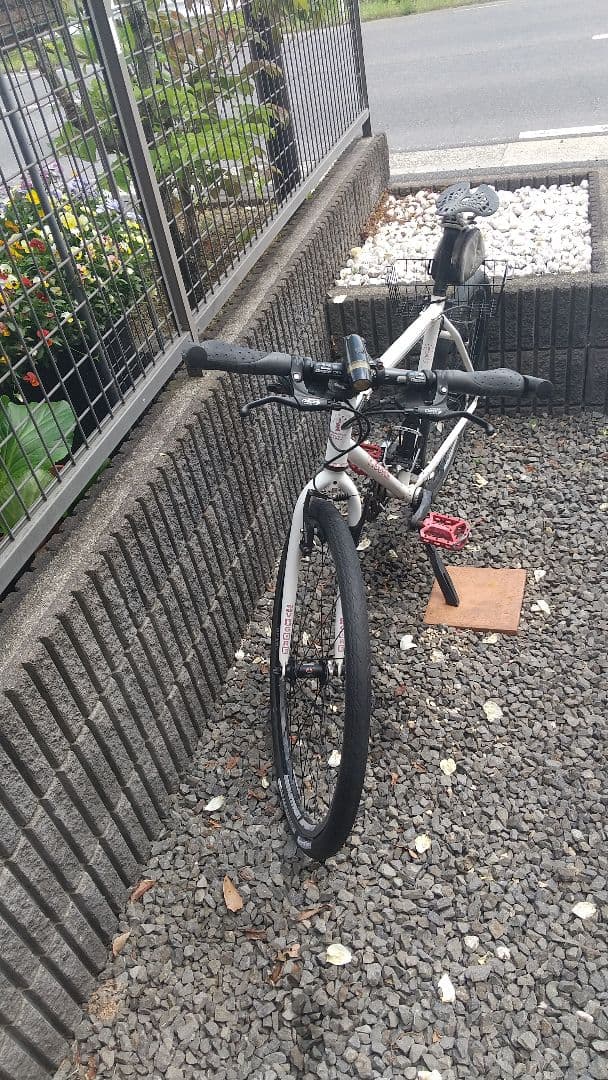 下町育ちさん専用 人気のビゴーレ。 ホワイト クロスバイク 赤色ペダル付き