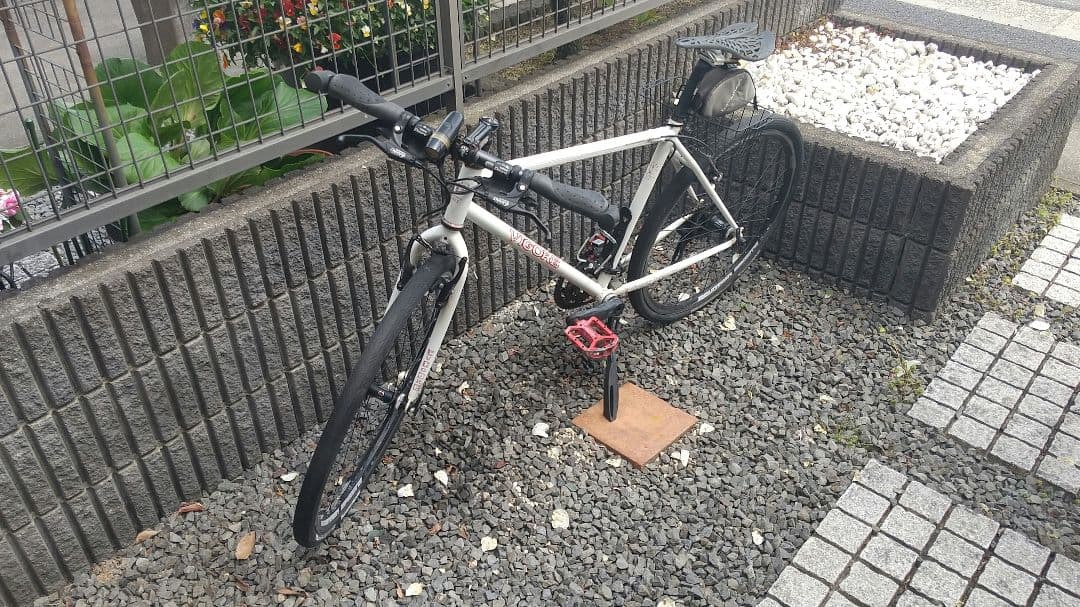 下町育ちさん専用 人気のビゴーレ。 ホワイト クロスバイク 赤色ペダル付き