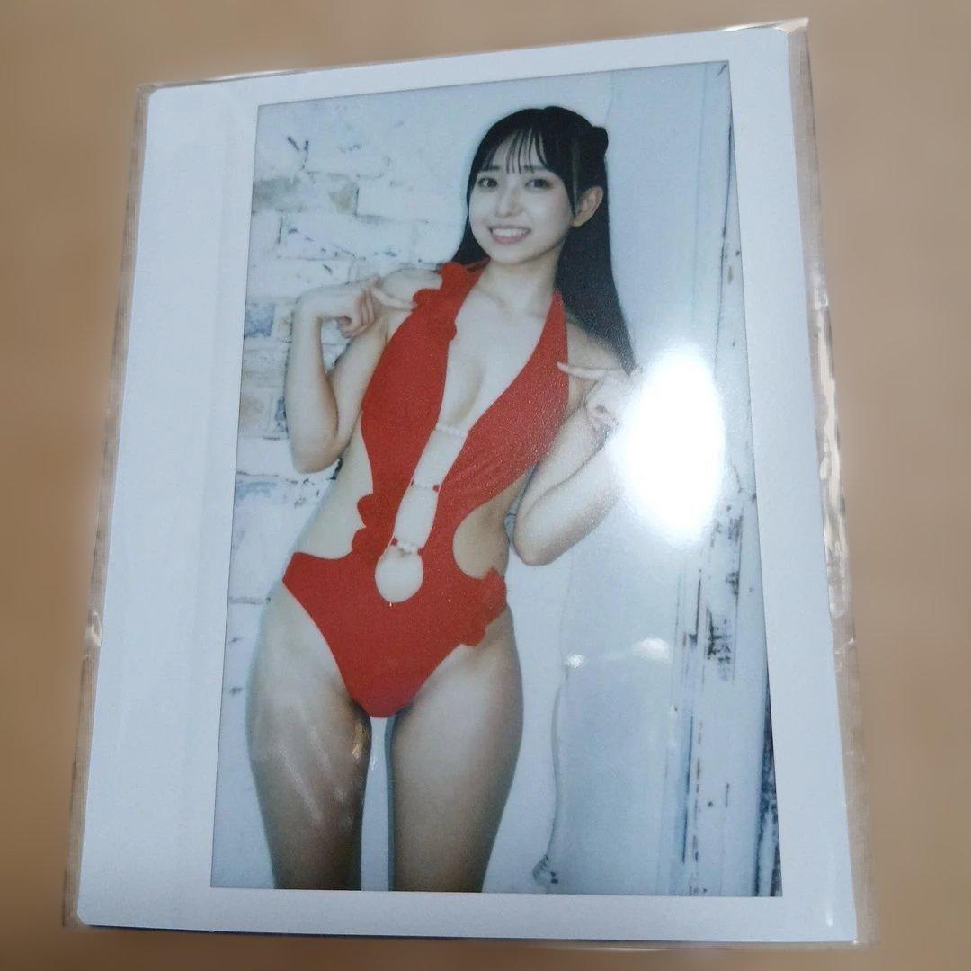入間ゆいらチェキ　赤い水着のセクシー写真