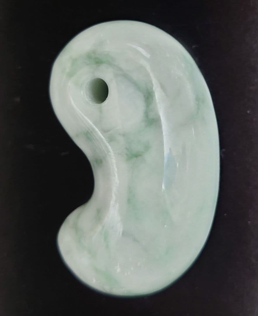 連休セール】糸魚川翡翠　勾玉　トウルッとした美しさ