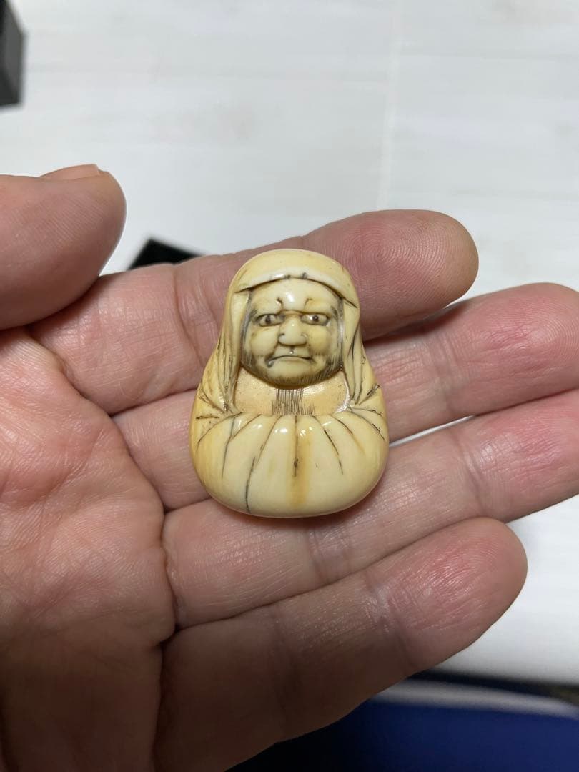 根付 達磨 骨 牙等天然素材。