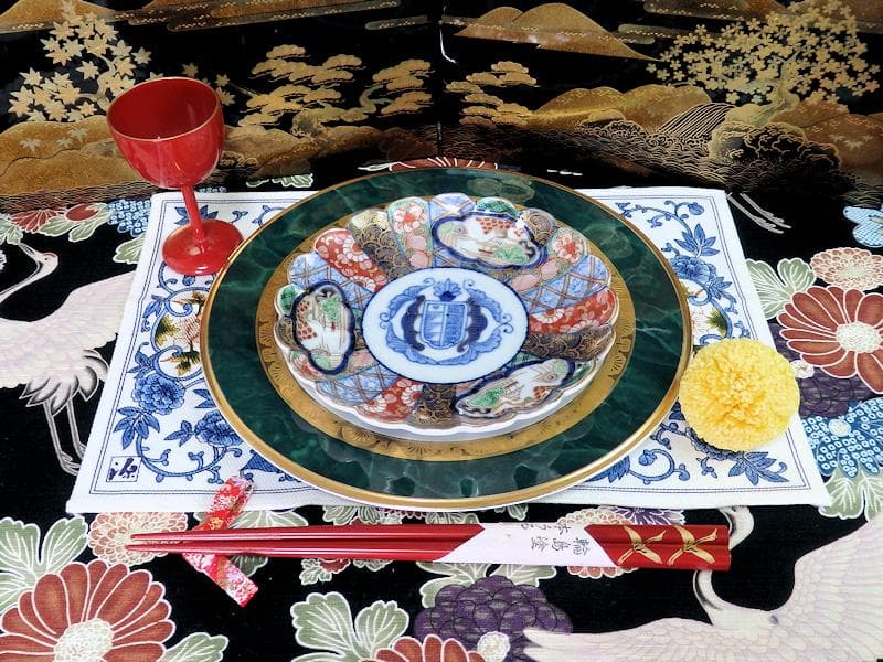 大聖寺伊万里　金襴手　紋章に菊花皿 　5寸皿　D174AS-COe