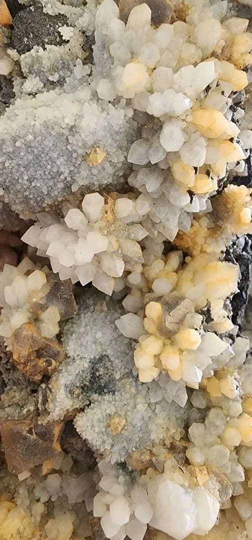 八面体蛍石を含むキャンドルクォーツの花