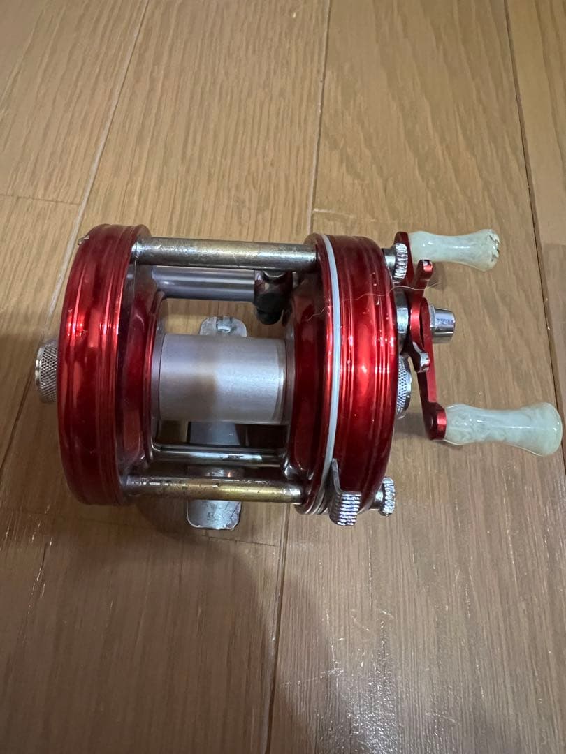 ABU Ambassadeur 5000レッドベイトリール