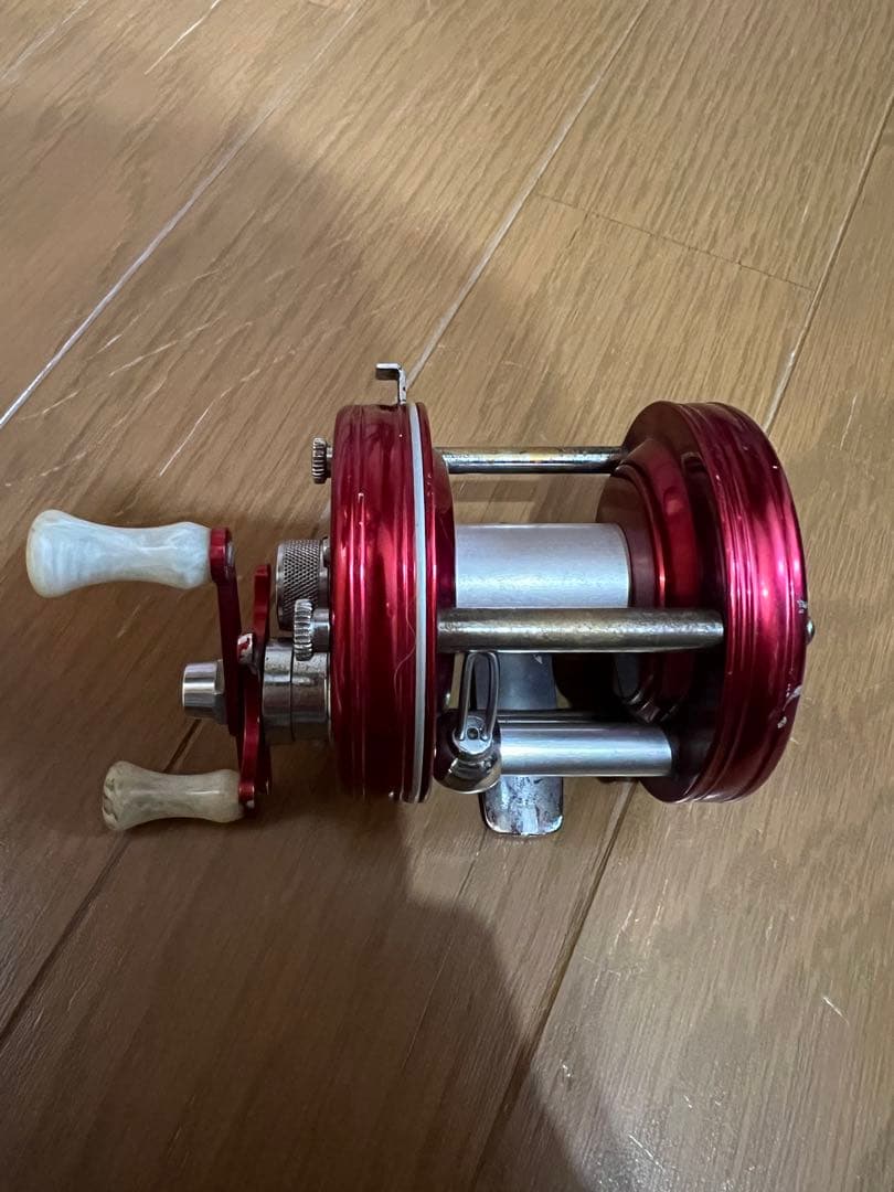 ABU Ambassadeur 5000レッドベイトリール