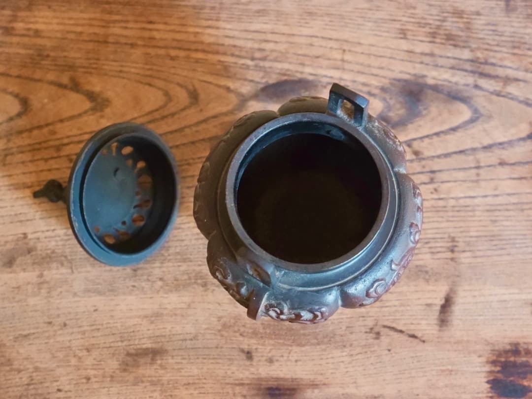 鋳銅　三足香炉　獅子 　置物　茶道具　香道具　金属工芸　697.5g　Q2308