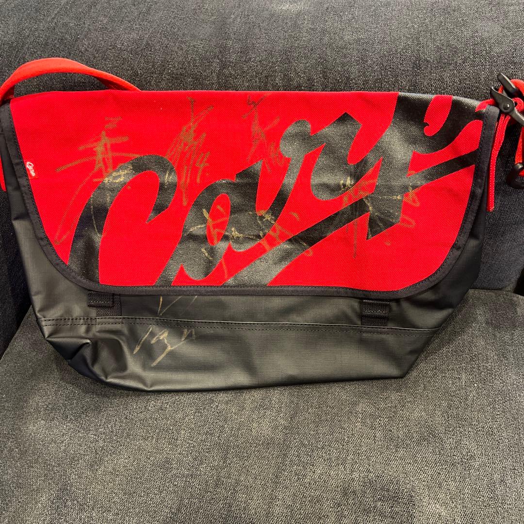 広島東洋カープ　直筆サイン入り　メッセンジャーバッグ　赤黒　2