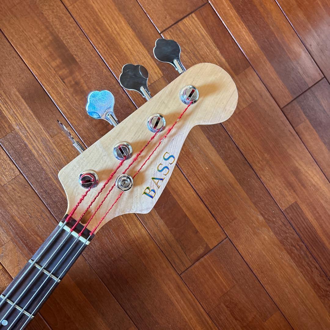 エレキベース　(小型ボディ) レッドカラー