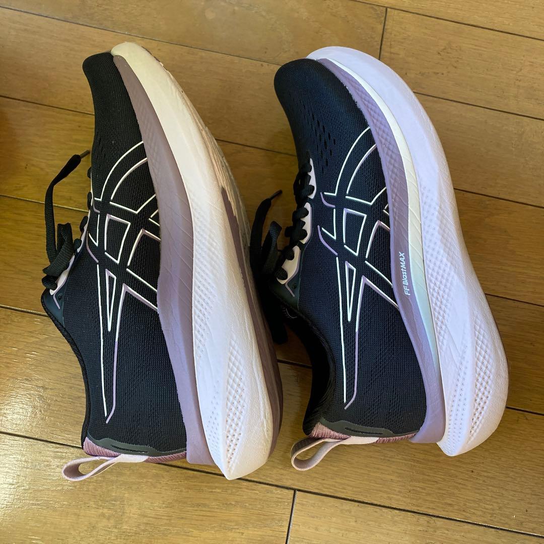 美品ASICS レディースランニングシューズ グライドライドマックス 24cm