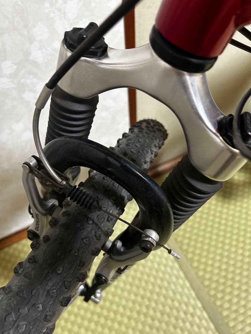  赤いオフロードバイク