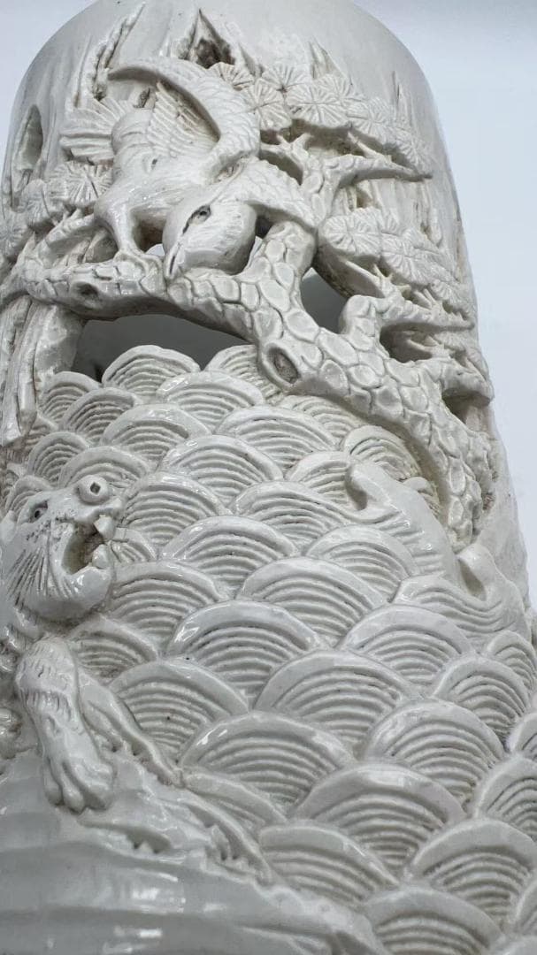 清時代 【王炳荣作】在銘 雕瓷虎獸松林文筆筒 白磁 文房具(Y-8)