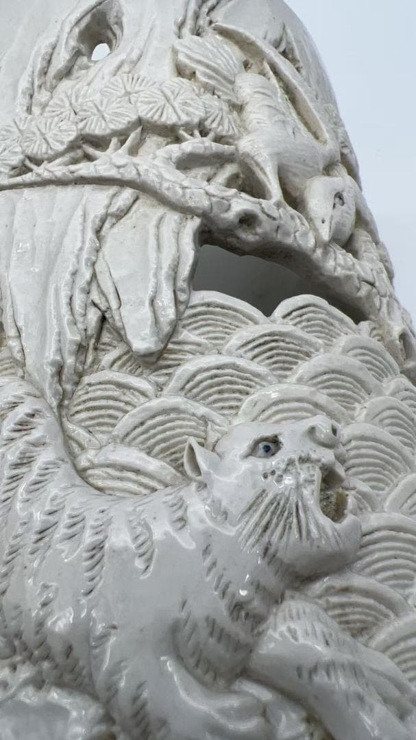 清時代 【王炳荣作】在銘 雕瓷虎獸松林文筆筒 白磁 文房具(Y-8)