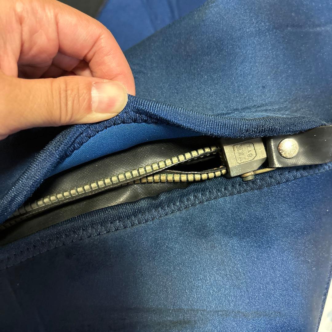 ウェットスーツ　スキューバダイビング