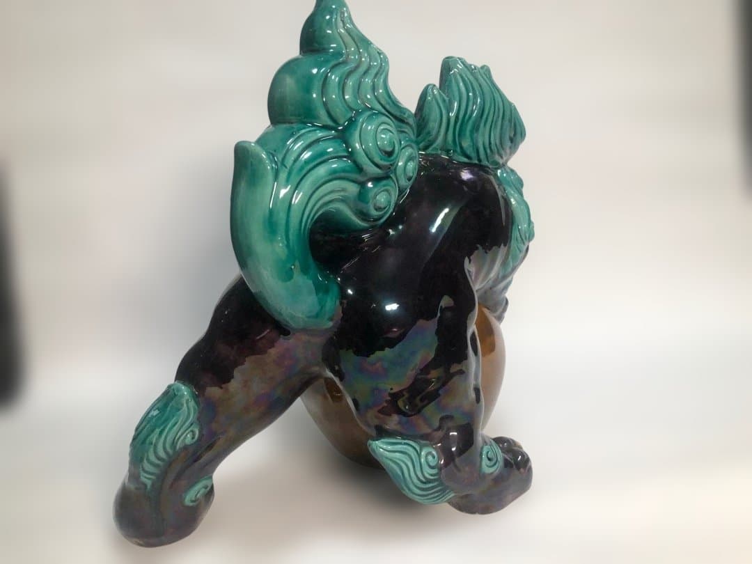 九谷焼　色絵玉乗り獅子　糠川清章造　縁起物置物　欅台付　魔除