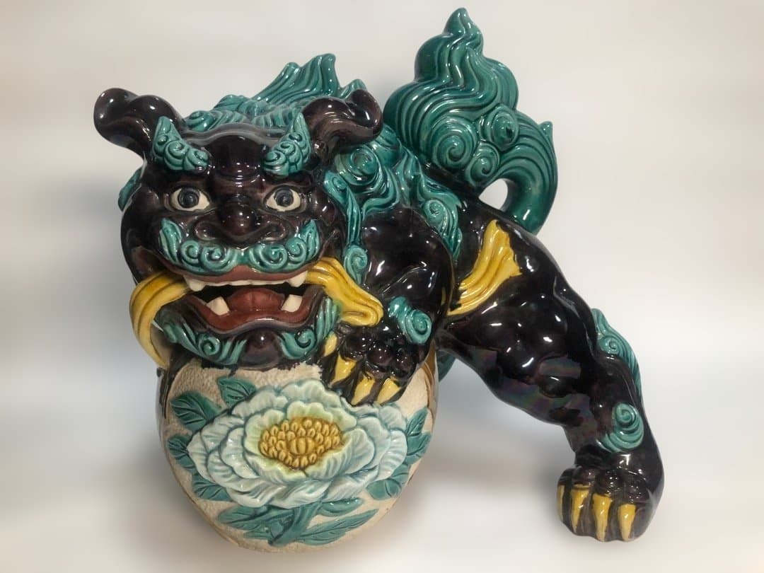 九谷焼　色絵玉乗り獅子　糠川清章造　縁起物置物　欅台付　魔除