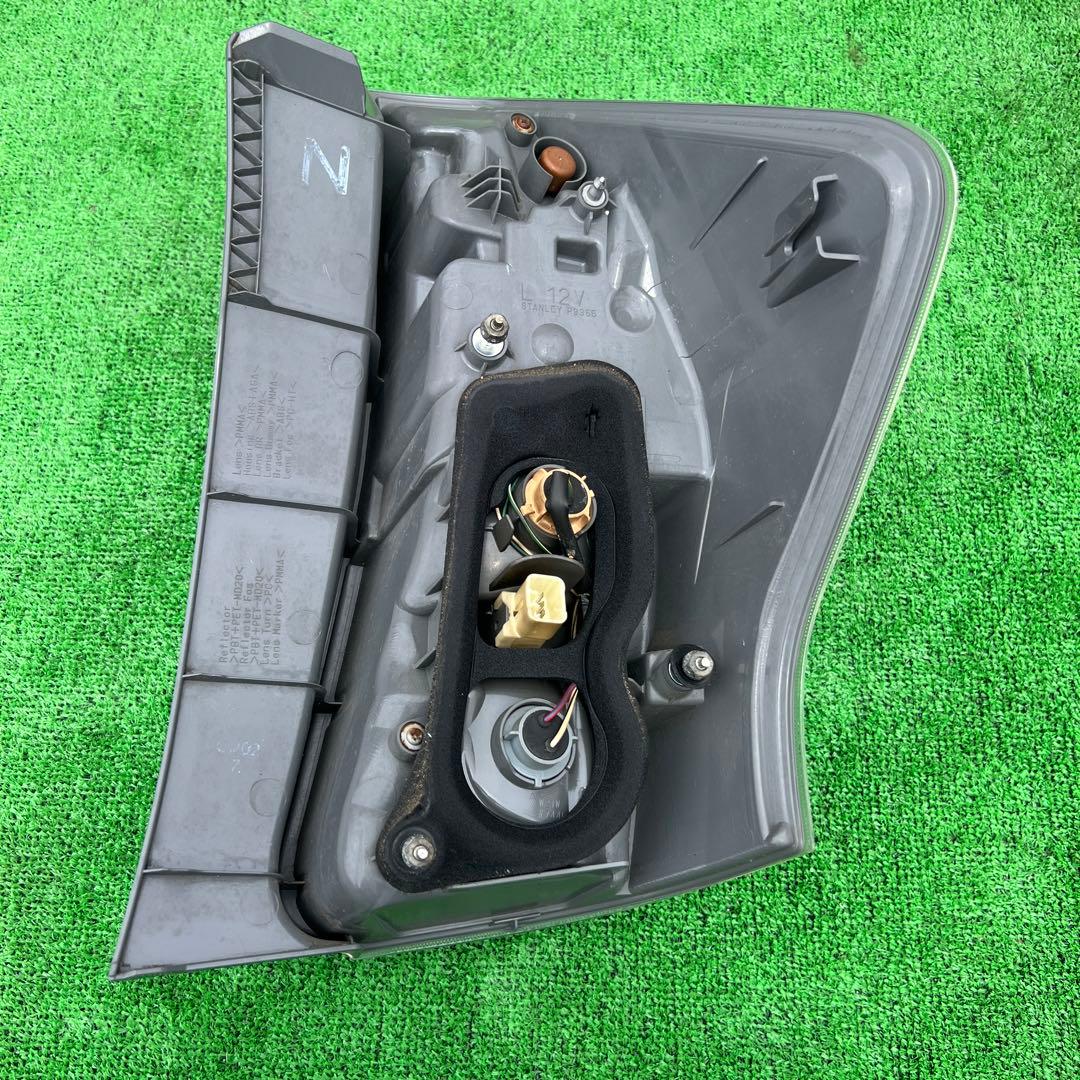 プリウスアルファ  プリウスα  左テールランプ