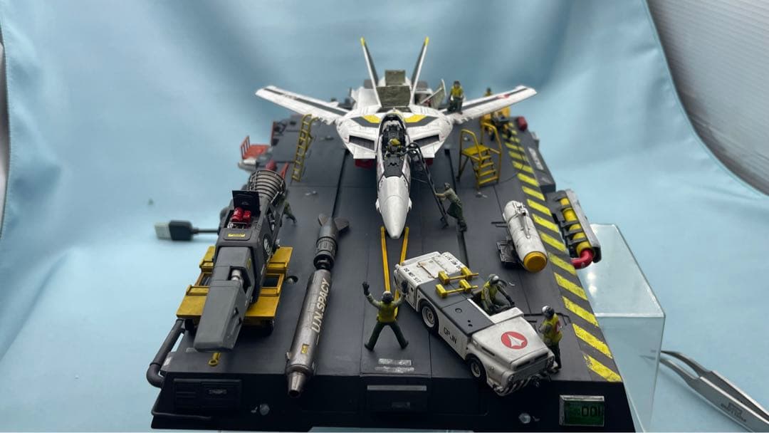 プラマックス　バリキリー ロイフォッカー機　整備中ジオラマ