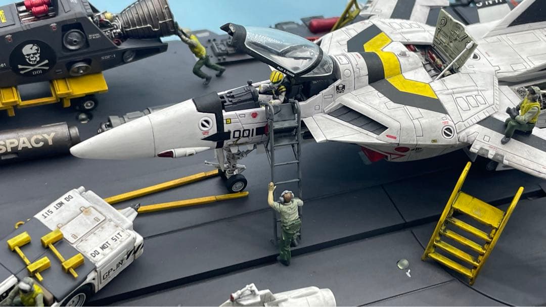 プラマックス　バリキリー ロイフォッカー機　整備中ジオラマ