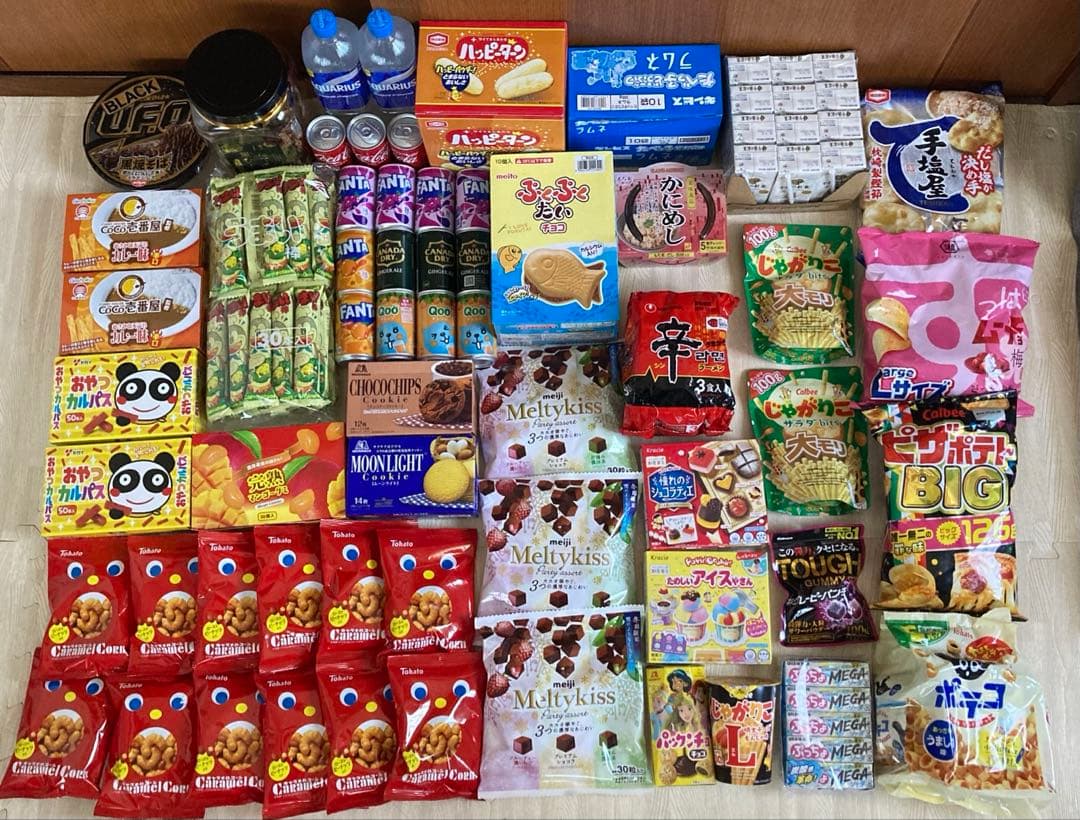 ①大容量お菓子詰め合わせ(16,000円相当)