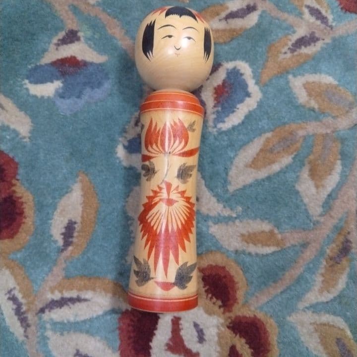 伝統的な木製こけし 花模様
