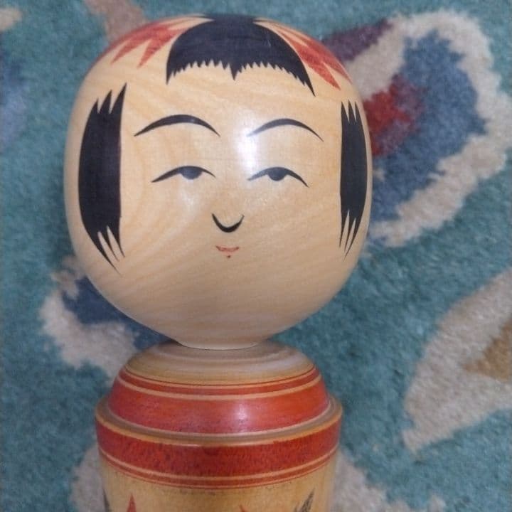 伝統的な木製こけし 花模様