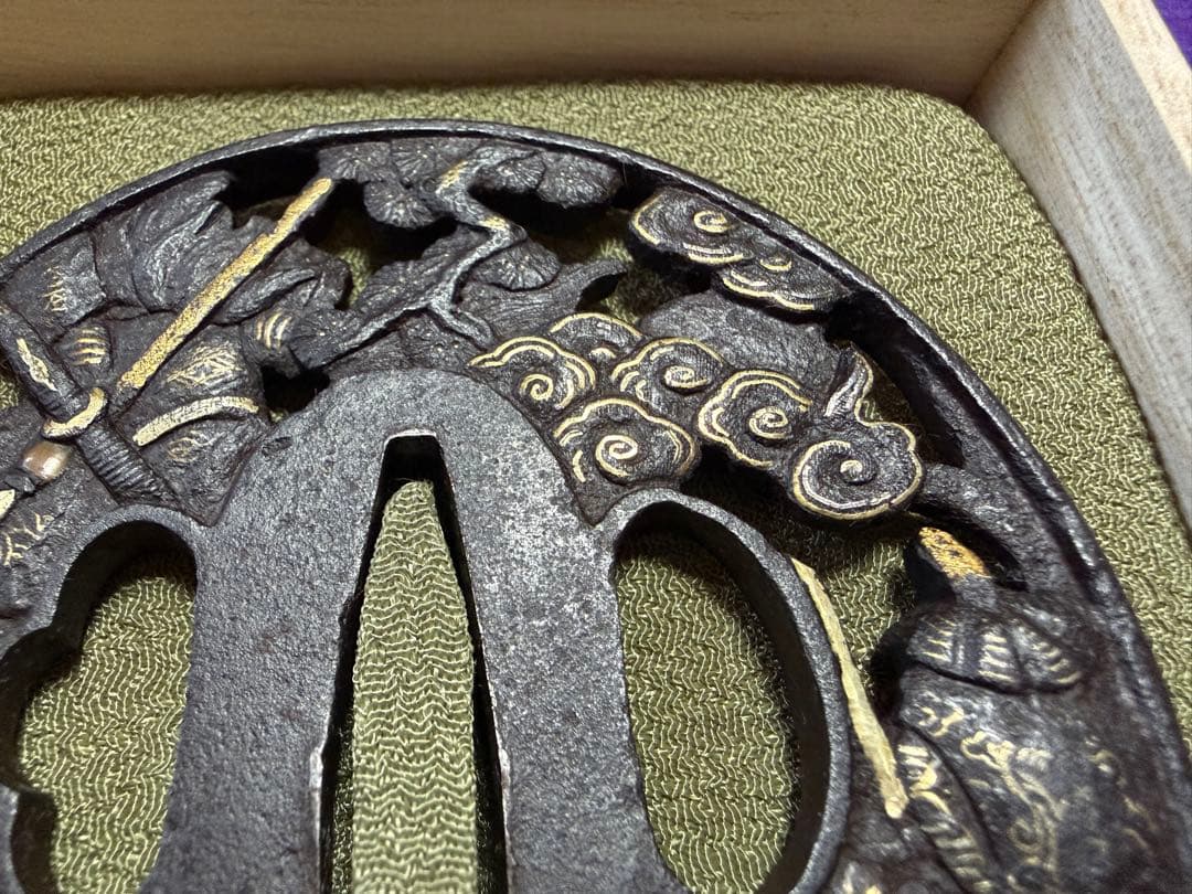 藻柄子入道宗典作　宇治橋合戦図　良品　大鍔　鉄鐔（日本刀装具小柄小刀拵笄