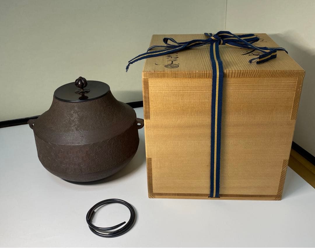 【茶道具】金森紹栄造　亀甲鶴文独楽釜　風炉用　（共箱）
