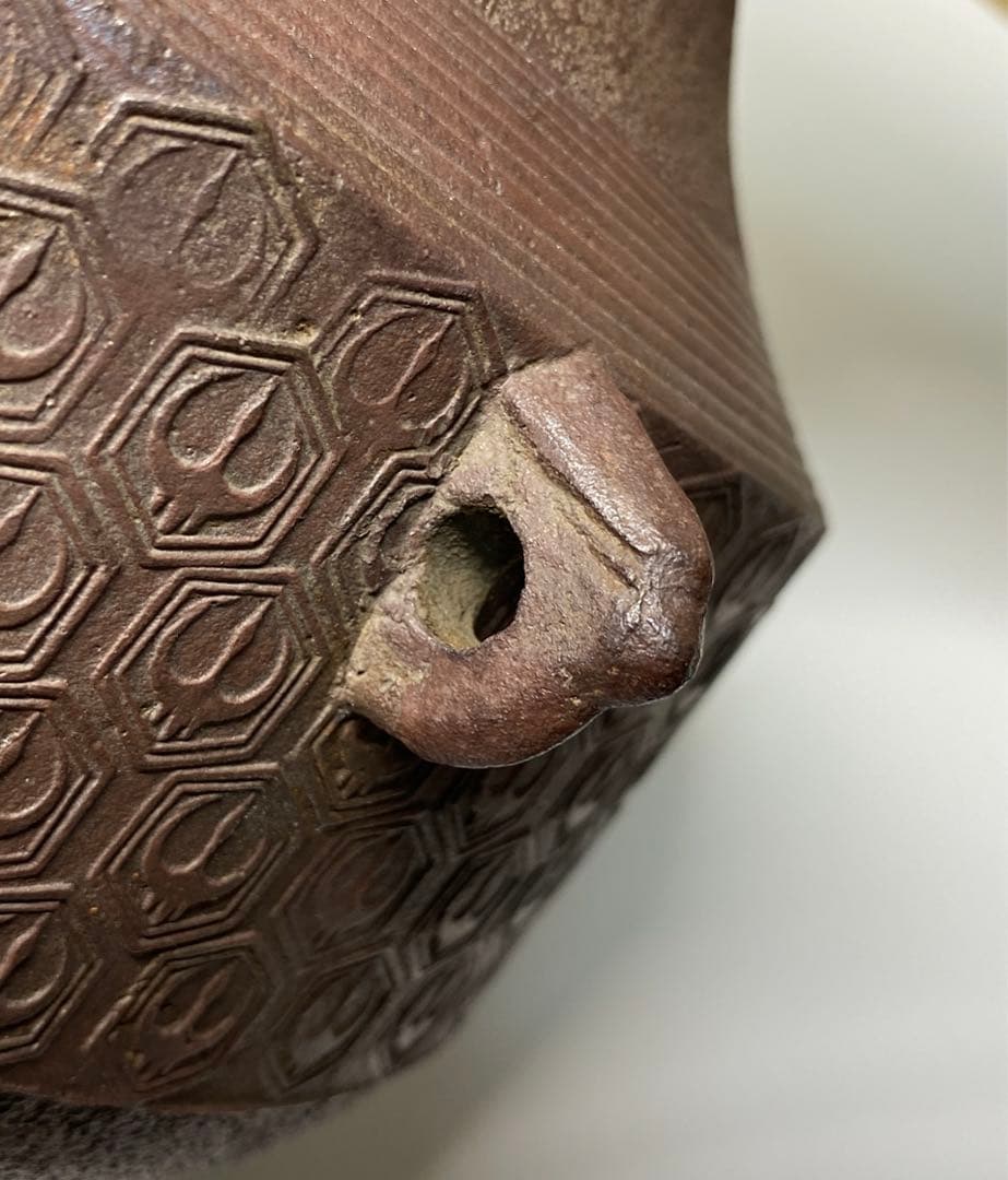 【茶道具】金森紹栄造　亀甲鶴文独楽釜　風炉用　（共箱）