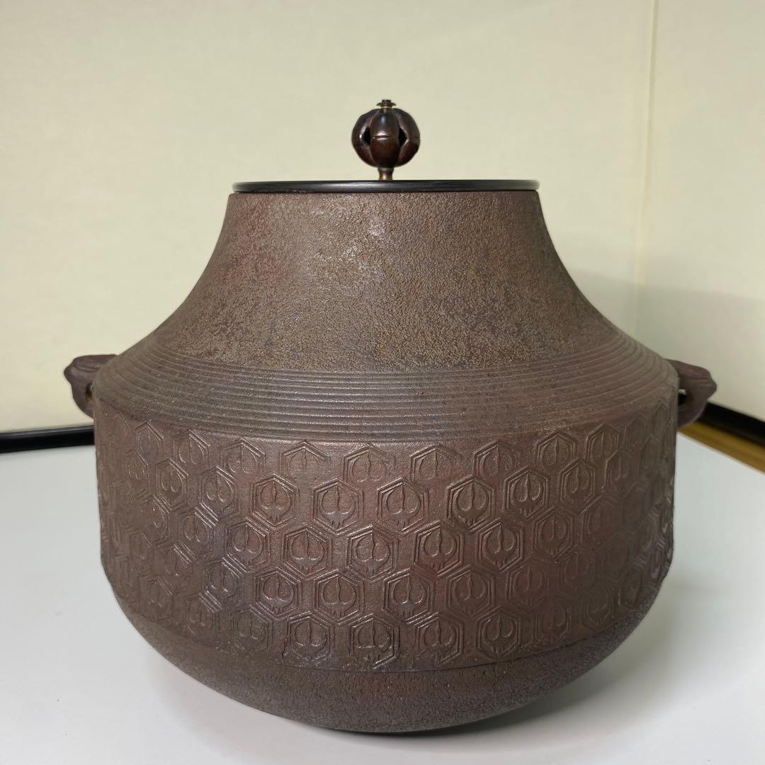 【茶道具】金森紹栄造　亀甲鶴文独楽釜　風炉用　（共箱）