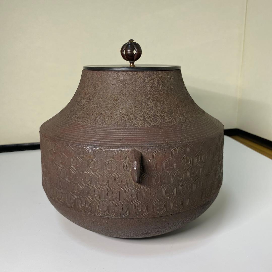 【茶道具】金森紹栄造　亀甲鶴文独楽釜　風炉用　（共箱）
